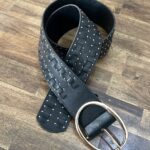 Cinturón ancho tachuelas doradas