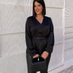 Blusa satinada con cinturón