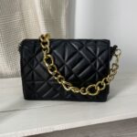 Bolso acolchado negro cadena