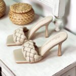 Mules trenzados beige