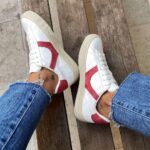 Zapatillas blancas detalle rojo
