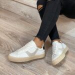 Zapatillas blancas detalle arena/negro